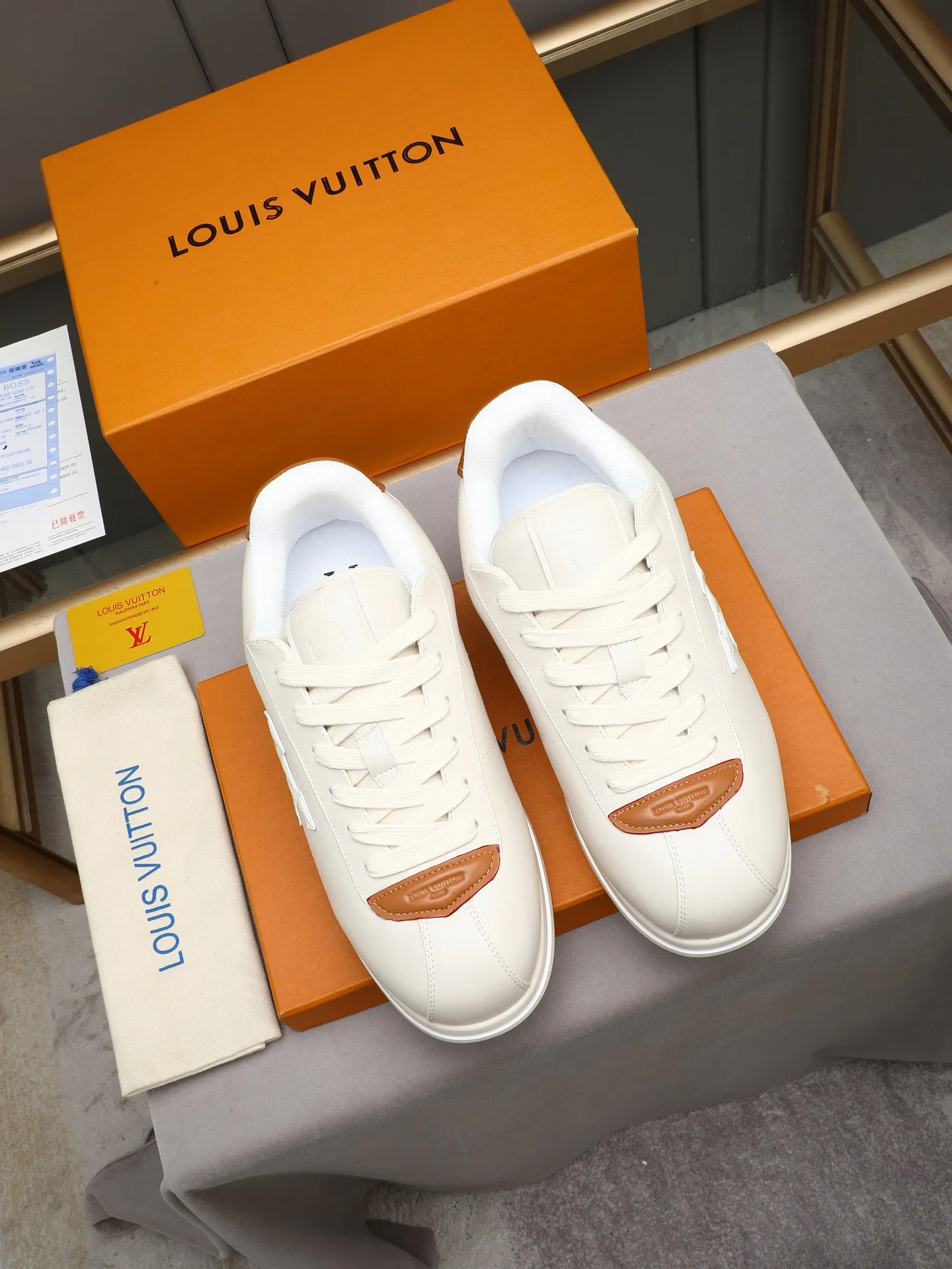PP560 LV Louis Vuitton L Jialu Brand Runner Tatic Series Thick-soled Casual Sports Shoes Running Shoes Original purchase, development and production This LV Runner Tatic sports shoe combines technical materials such as mesh fabric and ribbons to interpret the inspiration of traditional mountaineering shoes. LV letters are written on one side, the lariat buckle of the quick lacing system is embellished with Monogram flowers and Louis Vuitton logos, and the light and wear-resistant rubber outsole completes the whole. ▪️Fabric: Original imported cowhide + mesh ▪️Inner lining: Original customized breathable mesh ▪️Sole: Original open-molded anti-slip rubber combination material ▪️Size: Men's 38-44 (customized for 45 and 46)